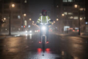 découvrez nos astuces essentielles pour rouler en toute sécurité la nuit avec votre scooter électrique et profiter de vos trajets en toute tranquillité.