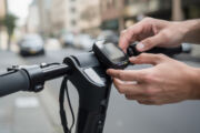 découvrez si l'installation d'un gps sur un scooter électrique est possible, les avantages, les modèles compatibles et les conseils pour bien choisir votre dispositif de localisation.